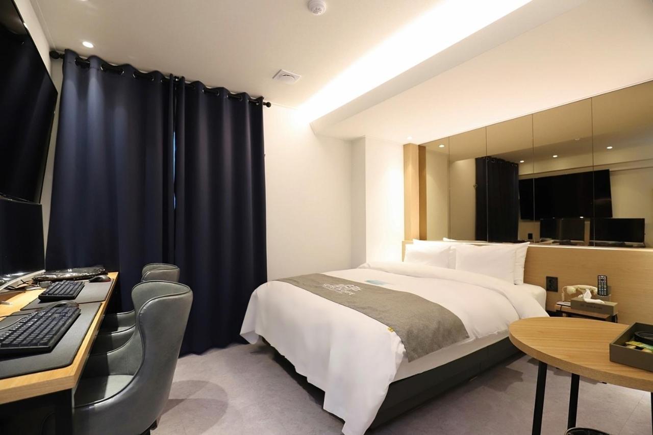 Hotel In Cafe Doksan Seoul Room photo